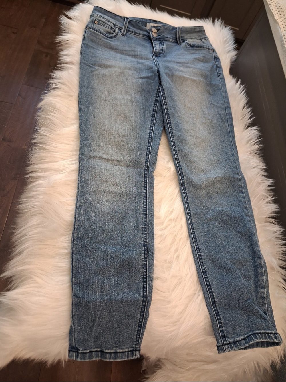 Women’s Straight Leg Jeans in Light Blue Denim